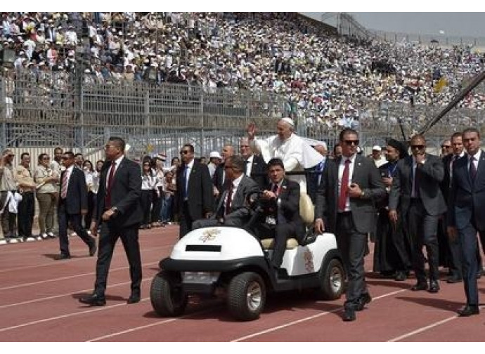 Papa Francesco allo stadio prima della messa Papa Francesco allo stadio prima della messa